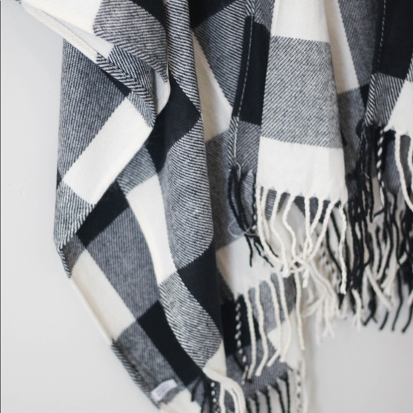 LAST ONE!!! Plaid Poncho Ivory/black - Picture 2 of 8