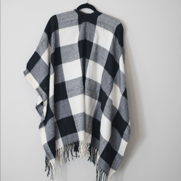LAST ONE!!! Plaid Poncho Ivory/black - Picture 3 of 8