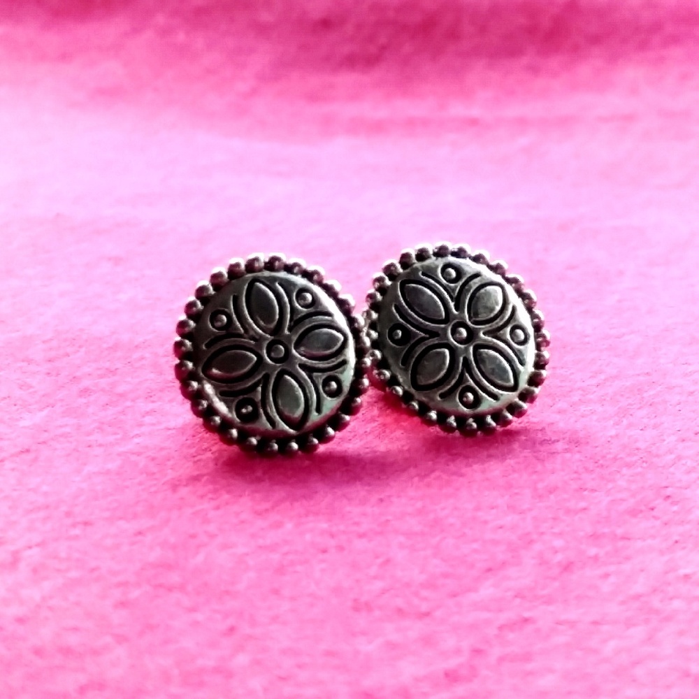 Cute, silver, flower stud earrings (like new)