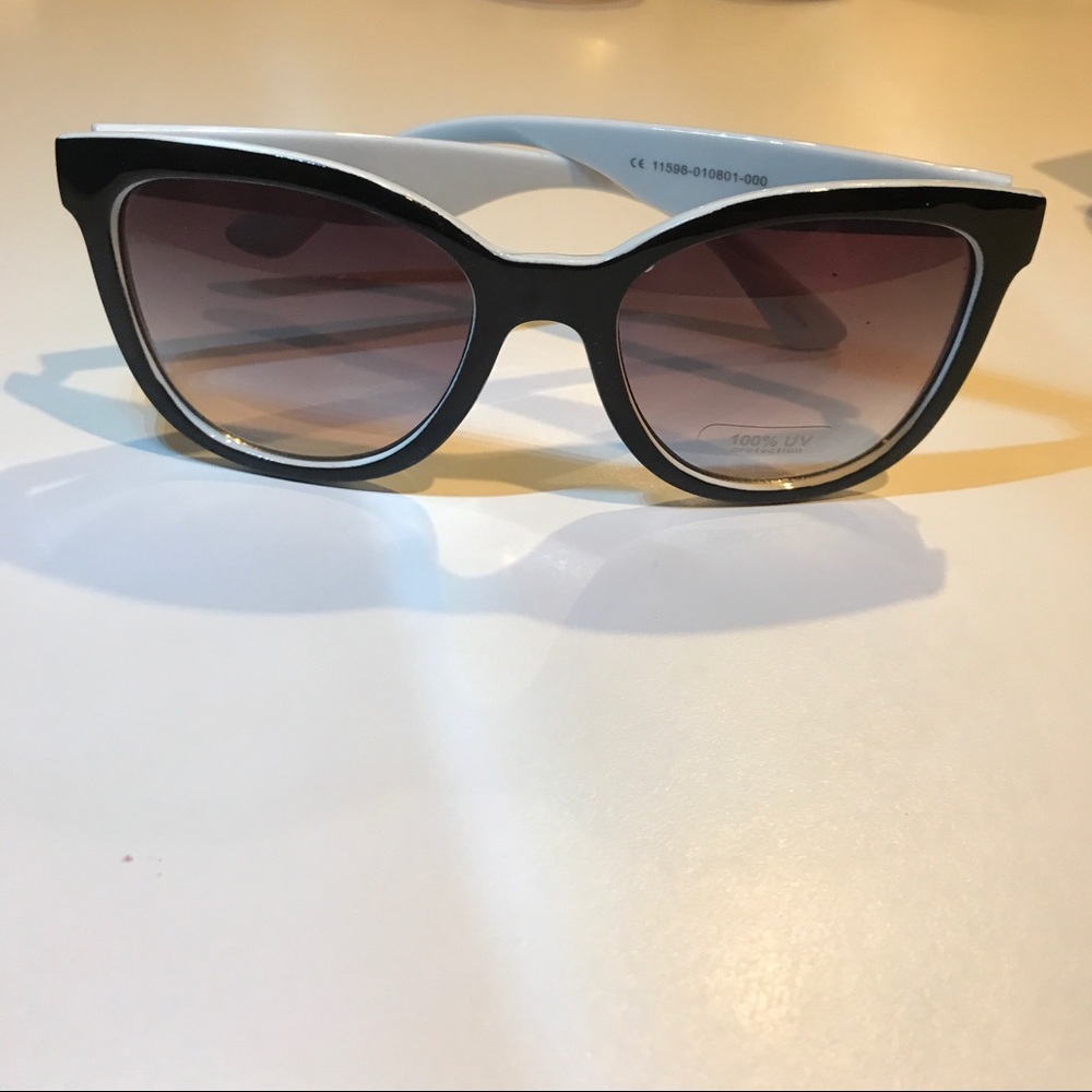 Black & white plastic sunglasses purple gray lines