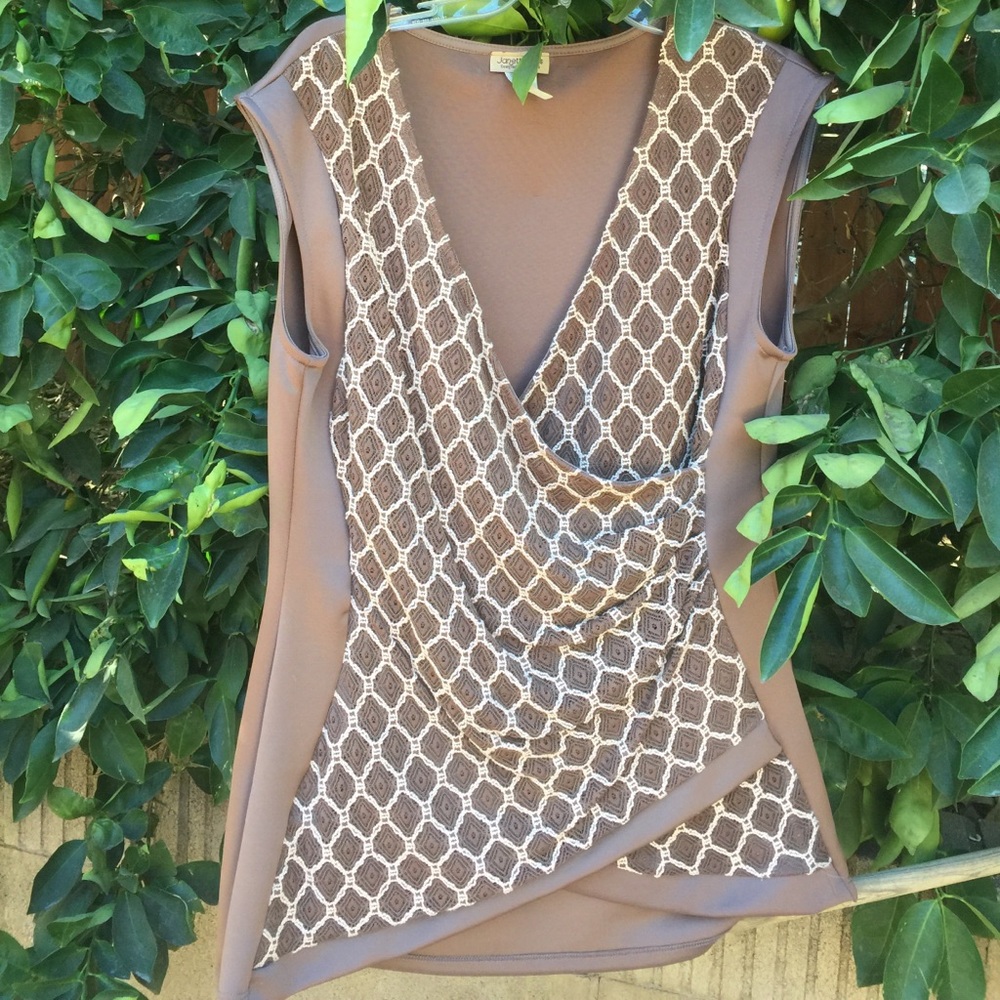 💜Lovely blouse. Small snag on back. Worn once