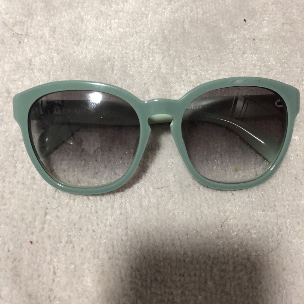 💯 % Prada Sunglasses 😎 - Picture 3 of 3