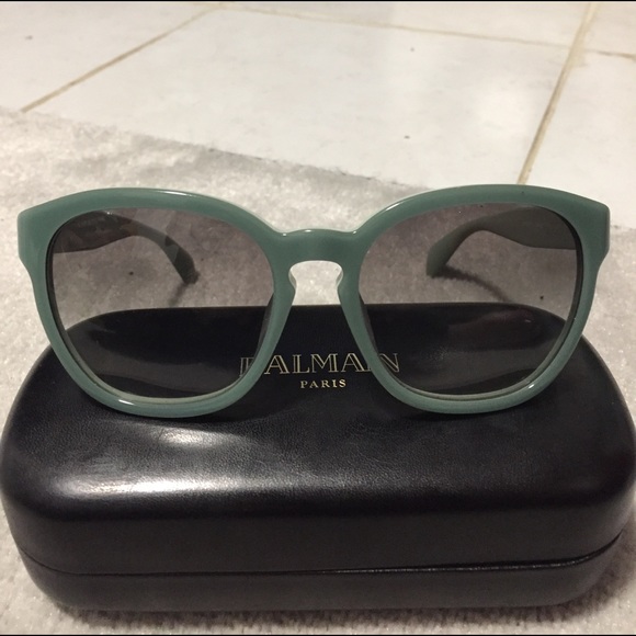 Prada Accessories - 💯 % Prada Sunglasses 😎