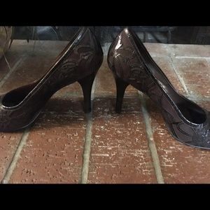 Carlos by Carlos Santana brown detailed heels!