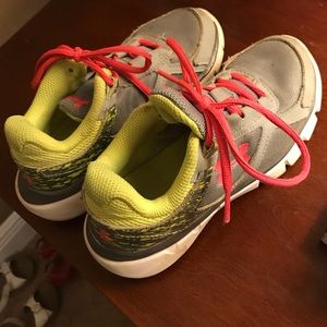 Girls under armor tennis shoes