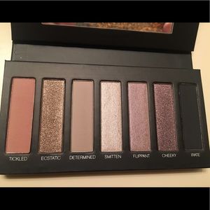 Younique eyeshadow pallette