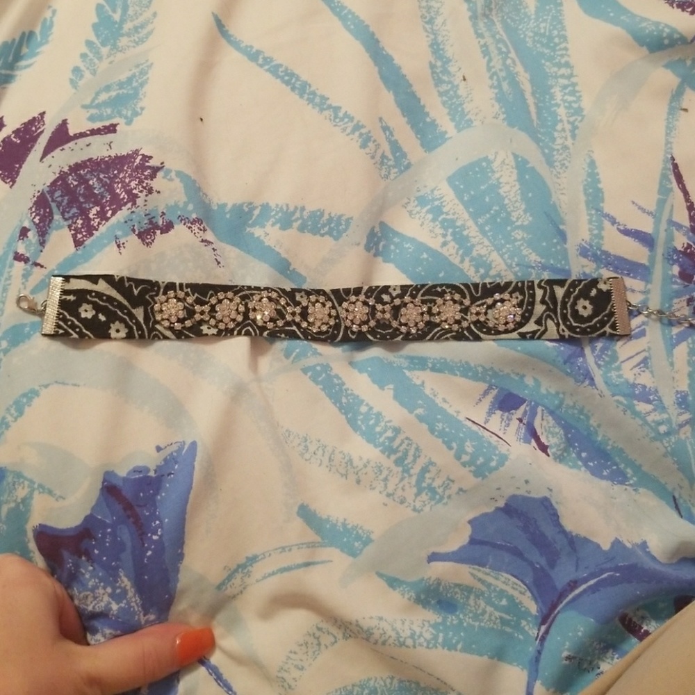 Black chocker