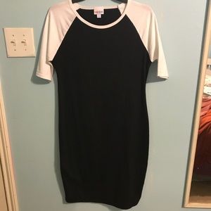 🦄 BLACK with white sleeves Lularoe Julia