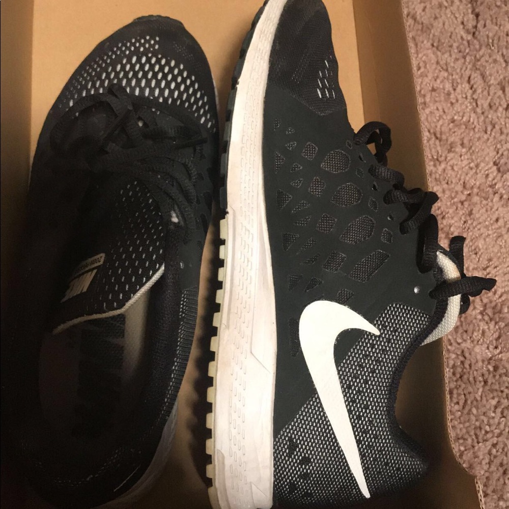 Black and white nike Pegasus tennis shoes.
