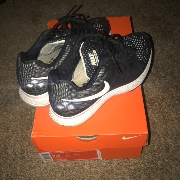Black and white nike Pegasus tennis shoes. - Picture 2 of 4