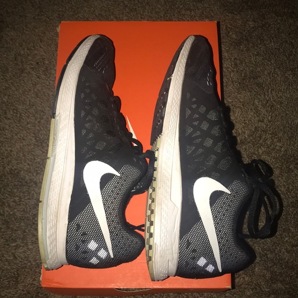 Black and white nike Pegasus tennis shoes. - Picture 3 of 4