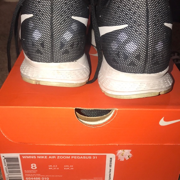 Black and white nike Pegasus tennis shoes. - Picture 4 of 4