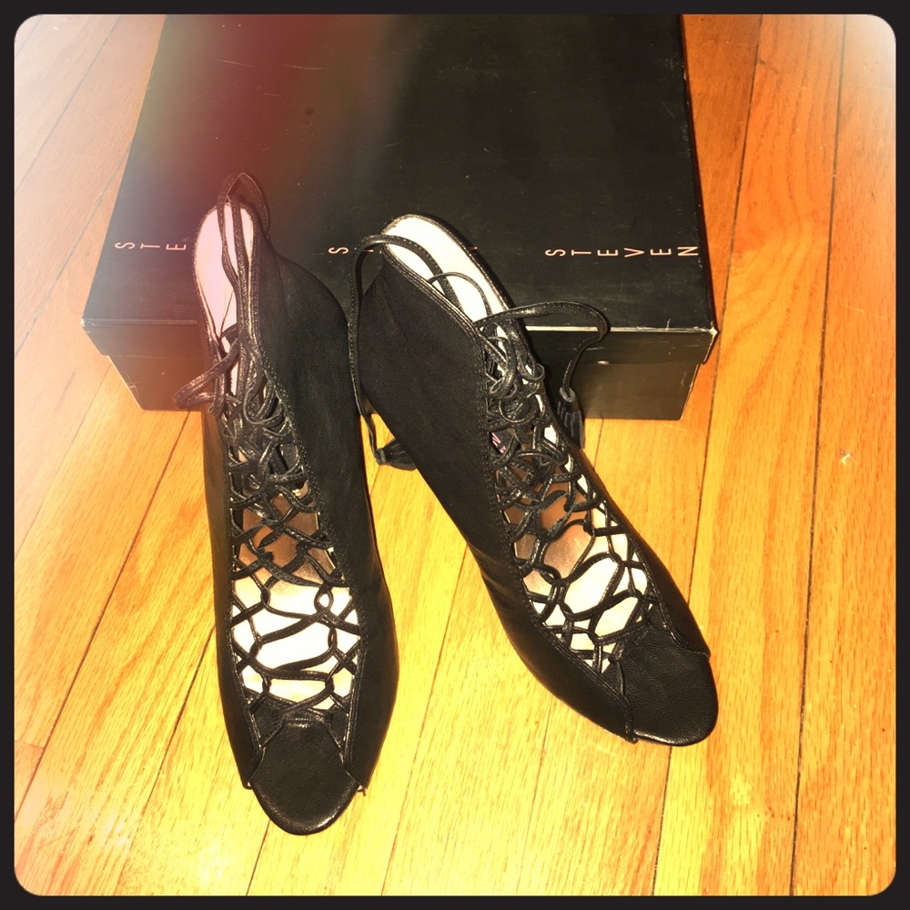 Steve Madden bootie with open toes and laces size 8