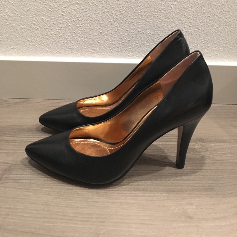 Leather BCBG pumps
