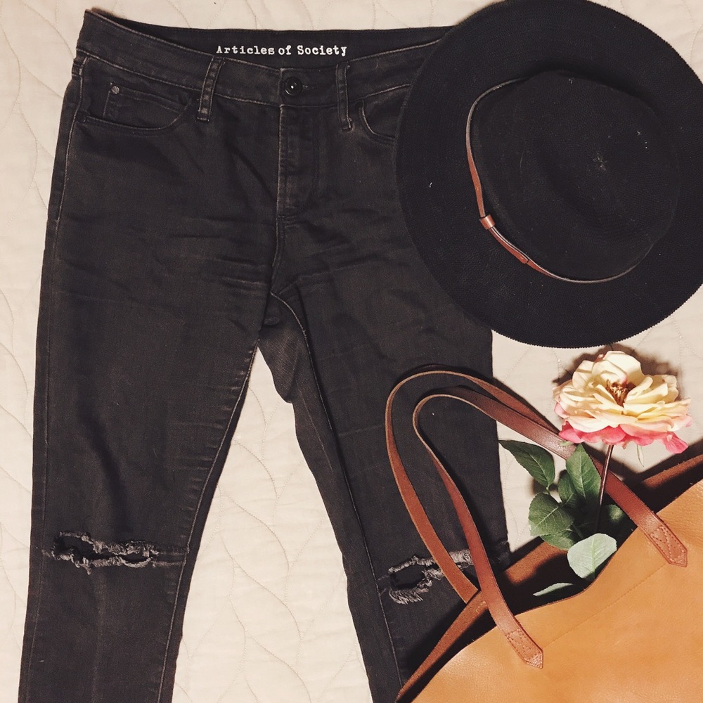 Distressed black skinny jeans