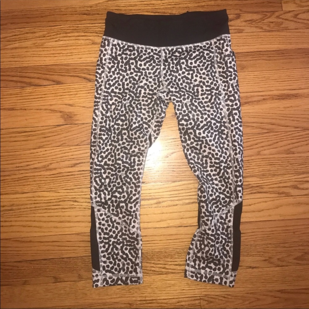 Spotted LULULEMON crop pants
