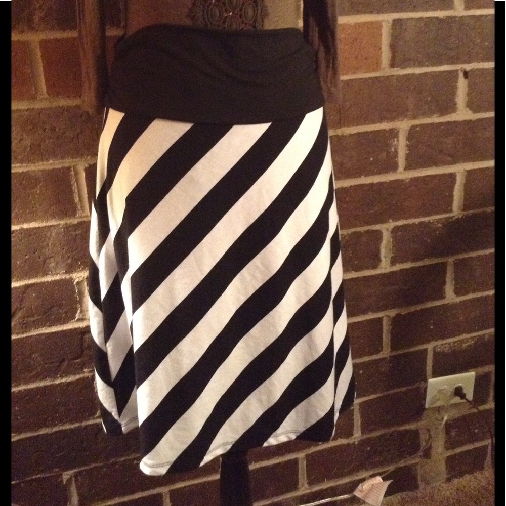 Small black and white skirt 🌚🐚