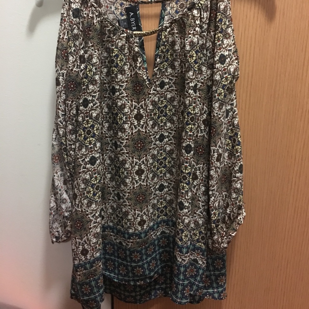 MEDIUM - A. Burr Cold Shoulder Printed Top