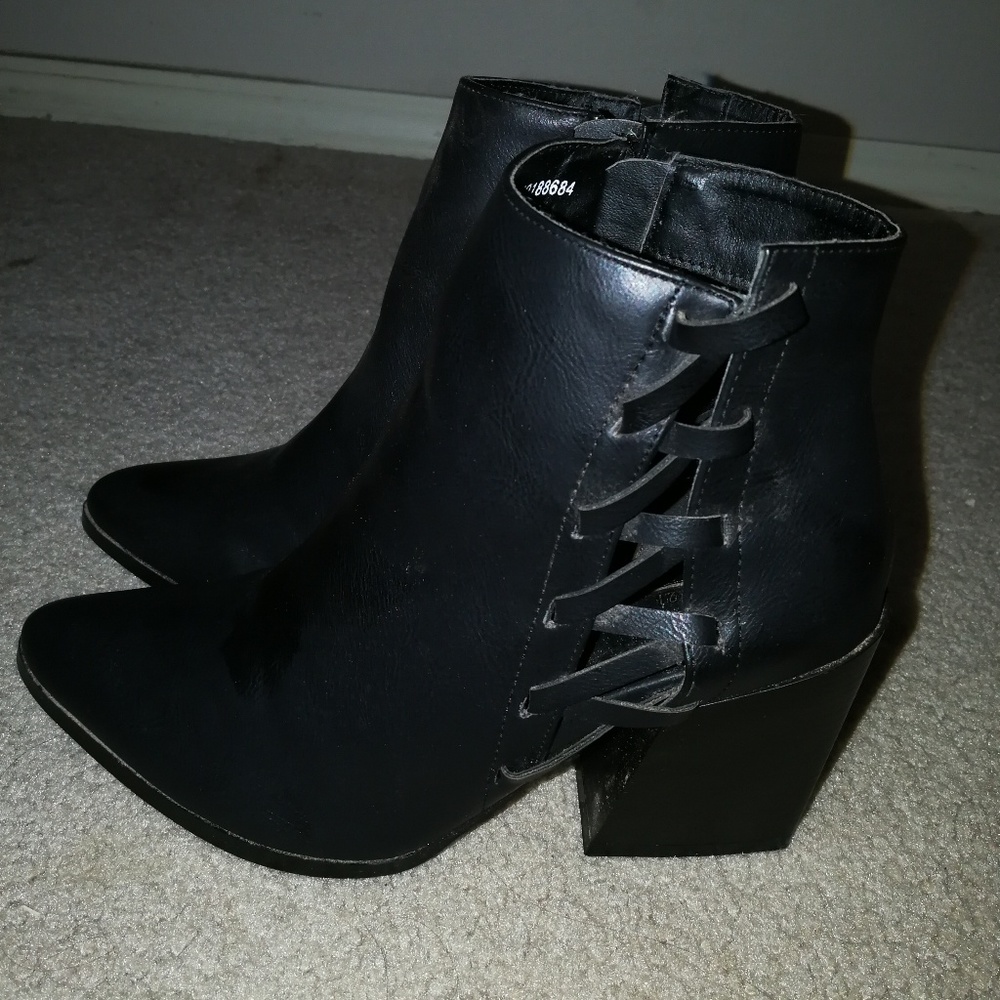 Forever 21 black heeled boots size 7