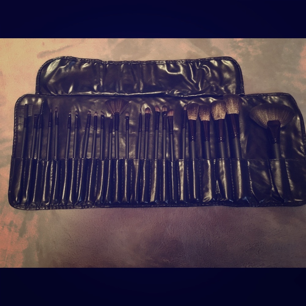 Complete makeup brush set