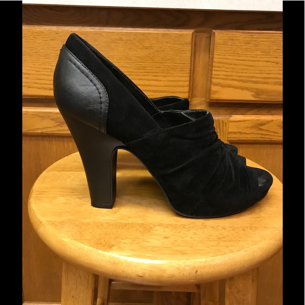 Beautiful black heels!👠 🌹