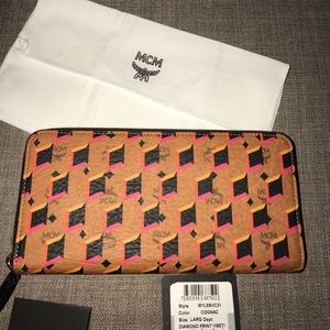 MCM Dimond Zipper Wallet AUTHENTIC