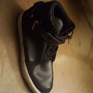 Adidas high top woth Velcro