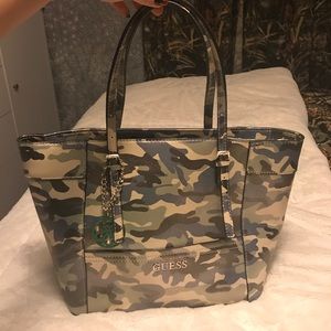 Guess camo purse! 💚🖤