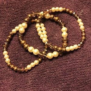 Set of three Niqued bracelets