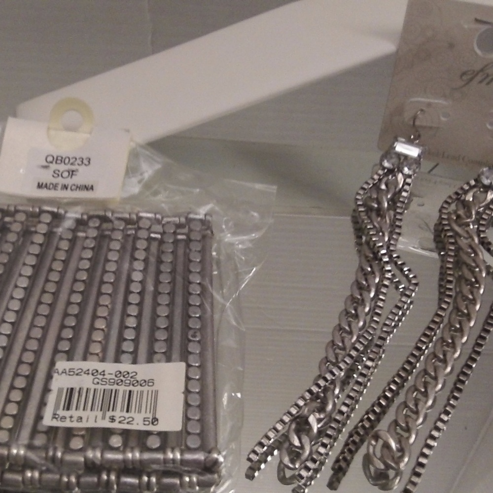NWTS $40 RETAIL BEAUTIFUL EFM EARRINGS & MATCH
