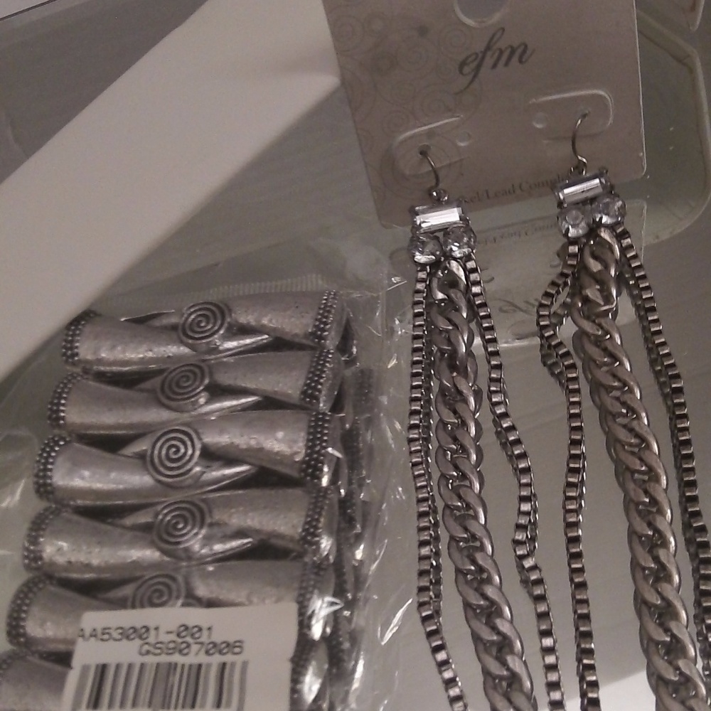 NWTS $35 RETAIL BEAUTIFUL EFM EARRINGS & MATCH