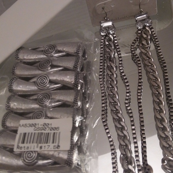 NWTS $35 RETAIL BEAUTIFUL EFM EARRINGS & MATCH - Picture 3 of 3