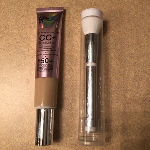 IT Cosmetics CC+ Illumination with brush