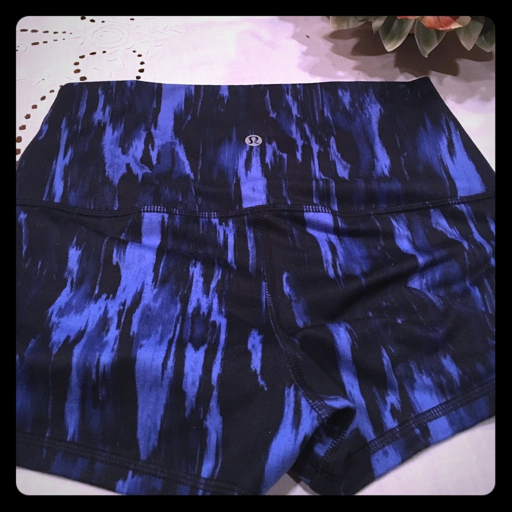 Lululemon boogie shorts. Like new. No plying