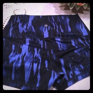 Lululemon boogie shorts. Like new. No plying