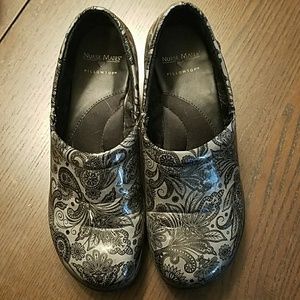 Nurse Mates Size 9 Bryar Dark Grey Paisley Shoes