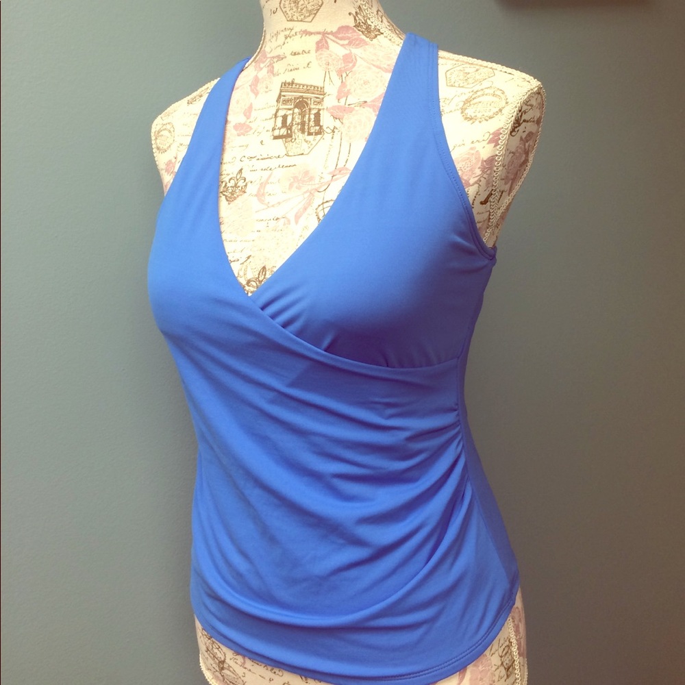 Athleta sports v neck tank with built in bra