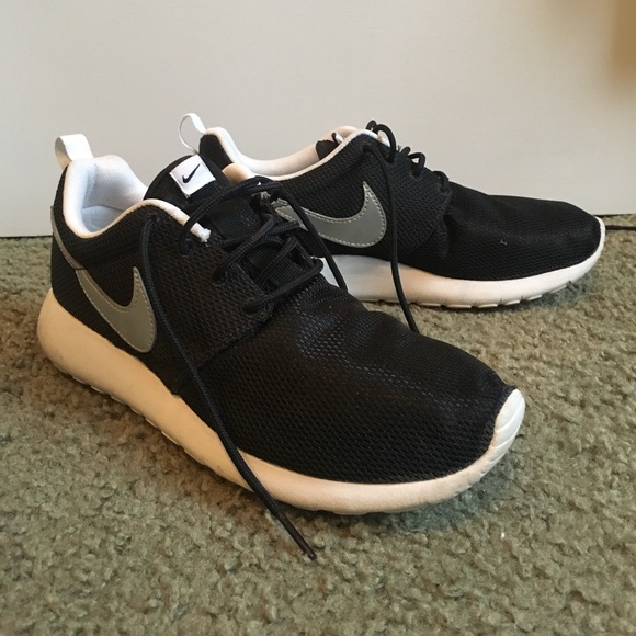 Nike Shoes - Nike Roshe Run