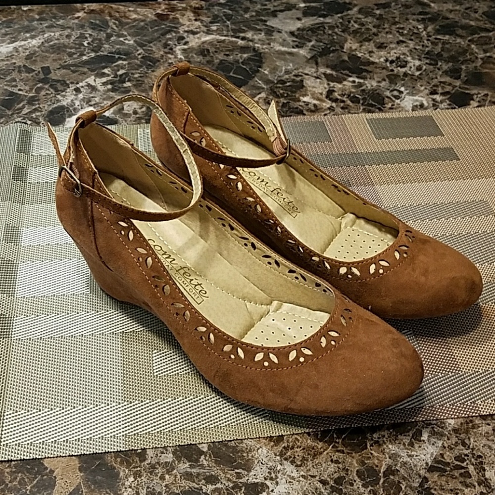 New without tags size 8 wedged heels