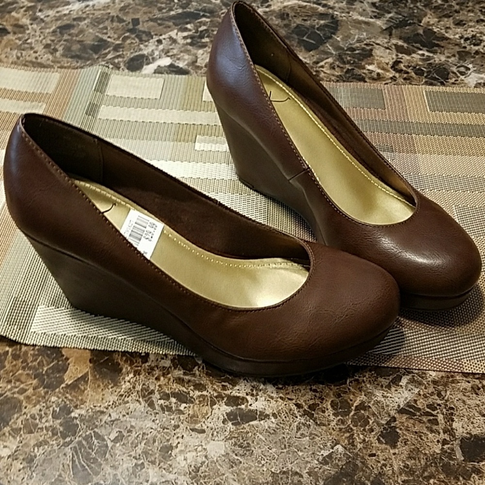 New with tags size 8 brown wedged heels