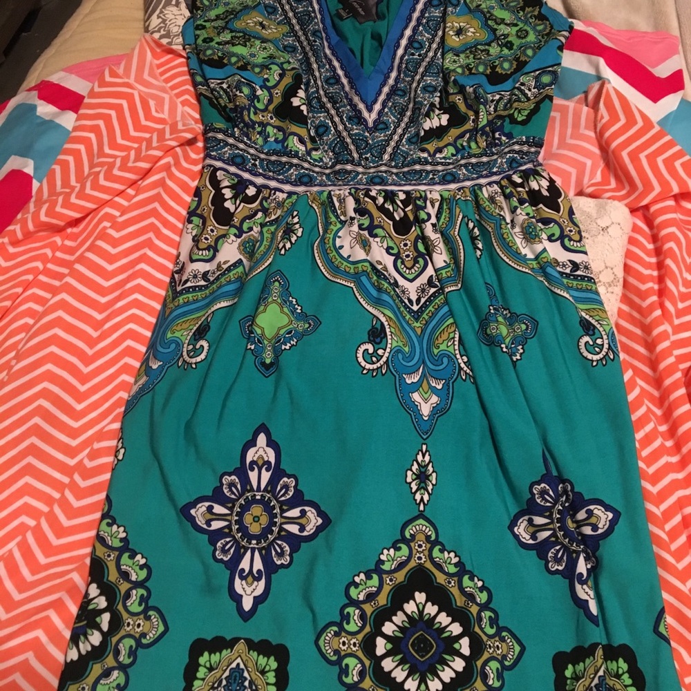 Dresses - Picture 4 of 8