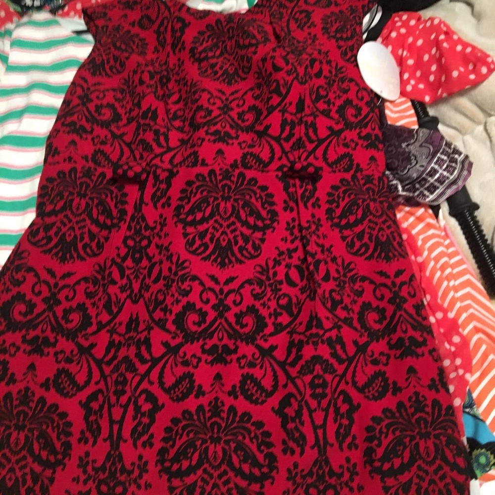 Dresses - Picture 3 of 4