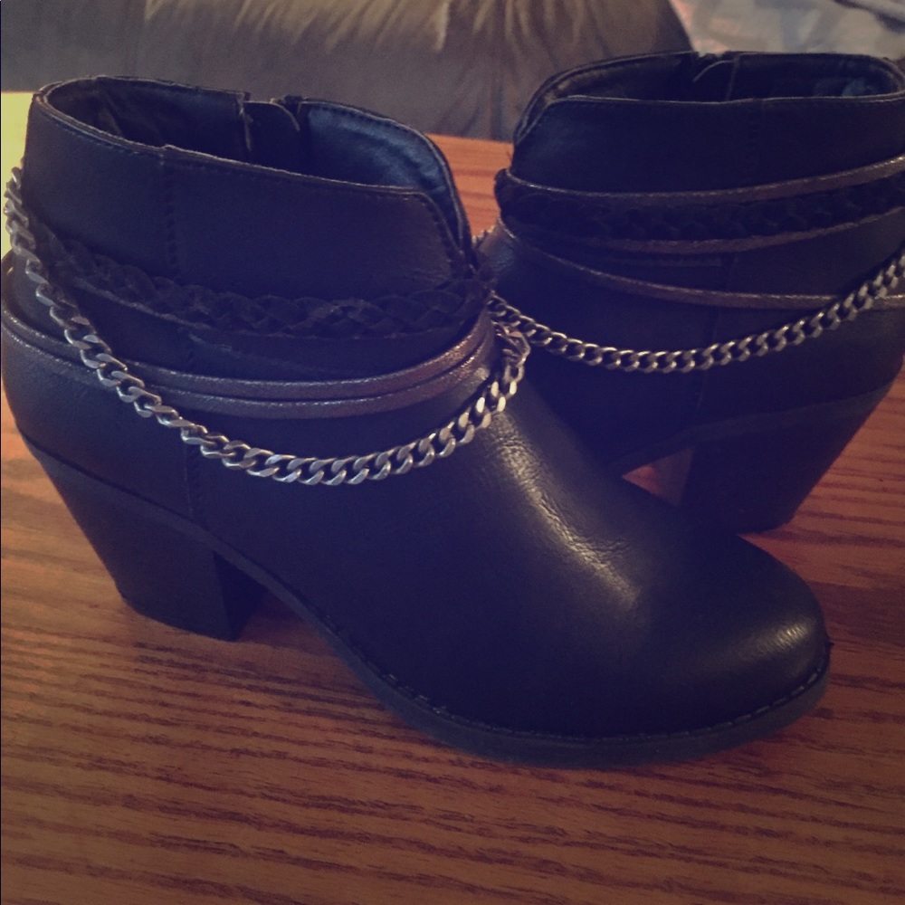 Women’s black chained booties 😍