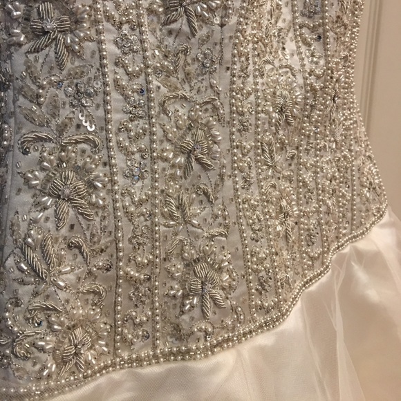 Anne Barge Wedding Gown - Picture 6 of 7