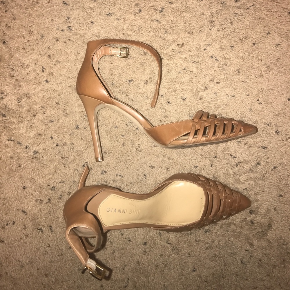 Size 9 1/2 Gianni Bini 3.5 Heels
