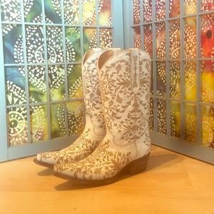 Cowboy boots! 🍂🏇🏻