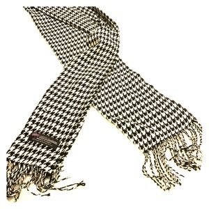 Cashmere houndstooth scarf