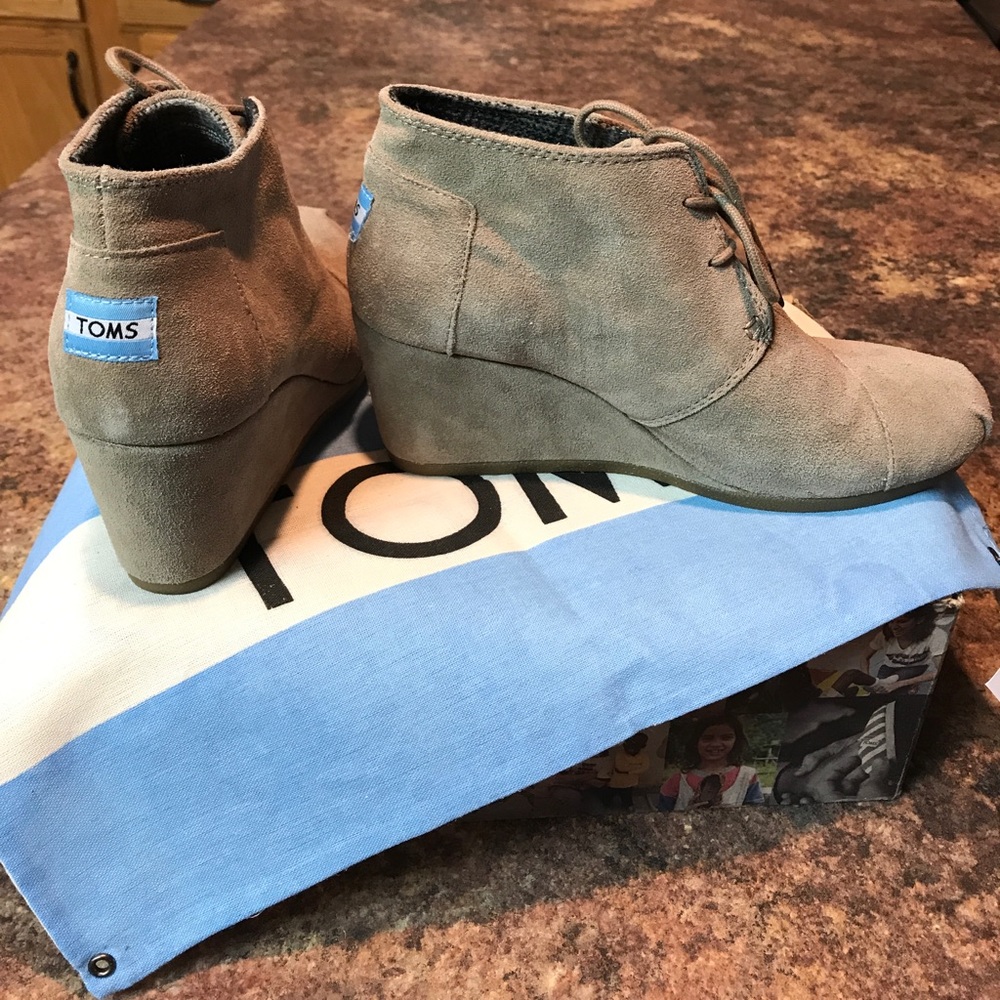 NWOT Toms desert wedge in taupe suede.