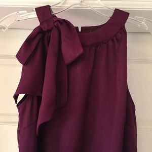 Beautiful sleeveless blouse with bow