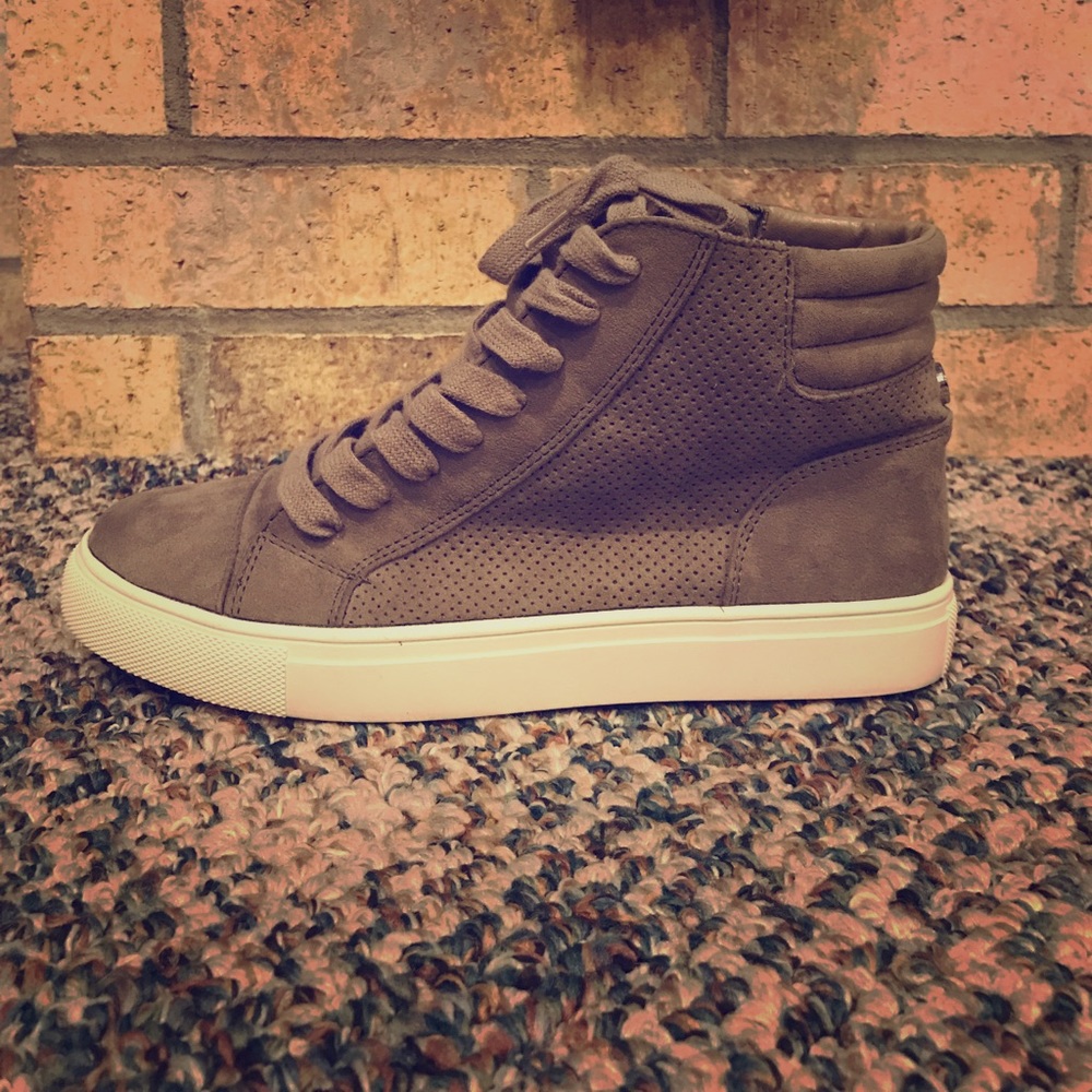Steve Madden sz 8 Grey High Top Sneakers